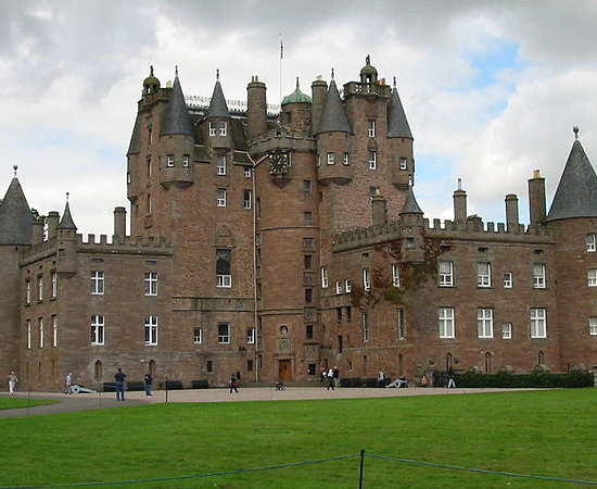 O Castelo de Glamis está localizado em Angus, leste da Escócia. Pertence à família Bowes-Lyon desde o século 14 e é residência do Conde e da Condessa de Strathmore. É conhecido como o castelo mais mal-assombrado do mundo. O personagem principal da peça Macbeth de Shakespeare reside na construção. Está aberto à visitação.