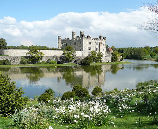 O Castelo de Leeds é um palácio rural da Inglaterra, construído em 1119. Fica localizado a sudeste de Maidstone, em Kent. O castelo foi aberto ao público em 1976, e desde então também serve como local de eventos. Possui um aviário, um labirinto, uma gruta, um campo de golfe e um museu de coleiras de cachorro. O Castelo de Leeds é um palácio rural da Inglaterra, construído em 1119. Fica localizado a sudeste de Maidstone, em Kent. O castelo foi aberto ao público em 1976, e desde então também serve como local de eventos. Possui um aviário, um labirinto, uma gruta, um campo de golfe e um museu de coleiras de cachorro.