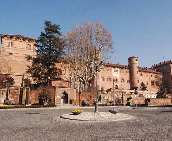 O Castelo de Moncalieri é um palácio italiano, construído em meados do ano 1000 e reformado no século 18. Localizado em Piedmont, é uma das residências da Casa de Sabóia.  Desde 1921, o castelo é sede do 1º Batalhão do Exército dos Carabinieri. Parte do prédio é aberta à visitação. O Castelo de Moncalieri é um palácio italiano, construído em meados do ano 1000 e reformado no século 18. Localizado em Piedmont, é uma das residências da Casa de Sabóia.  Desde 1921, o castelo é sede do 1º Batalhão do Exército dos Carabinieri. Parte do prédio é aberta à visitação.