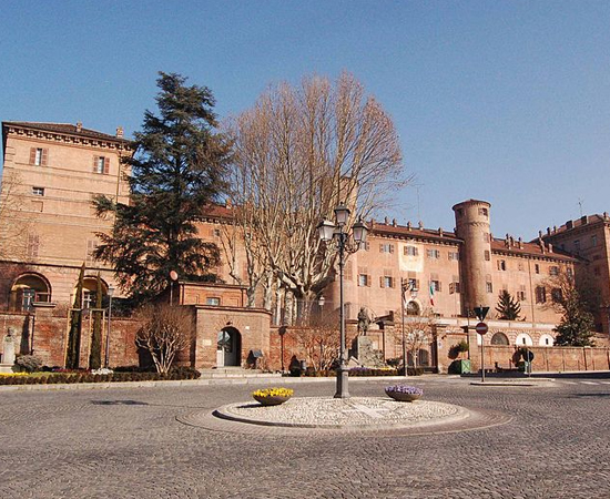 O Castelo de Moncalieri é um palácio italiano, construído em meados do ano 1000 e reformado no século 18. Localizado em Piedmont, é uma das residências da Casa de Sabóia.  Desde 1921, o castelo é sede do 1º Batalhão do Exército dos Carabinieri. Parte do prédio é aberta à visitação.