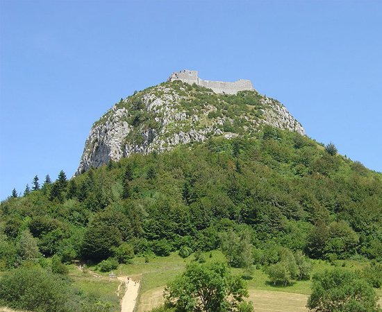 O Castelo de Montségur é uma fortaleza medieval localizada na região do Midi-Pyrénées, na França. Ele foi construído em 1206, no topo de uma montanha, que está a 1.207 metros acima do nível do mar. O castelo era um reduto do Catarismo - um movimento religioso dissidente da Igreja Católica e ligado aos Cavaleiros Templários. Em 1.244, o local foi sitiado e destruído pela Inquisição, que matou mais de 200 cátaros. Atualmente, existem muitos mistérios sobre Montségur. De acordo com uma lenda, a fortaleza foi o último a guardar o Santo Graal. Outra lenda afirma que o castelo é um local de adoração do sol.