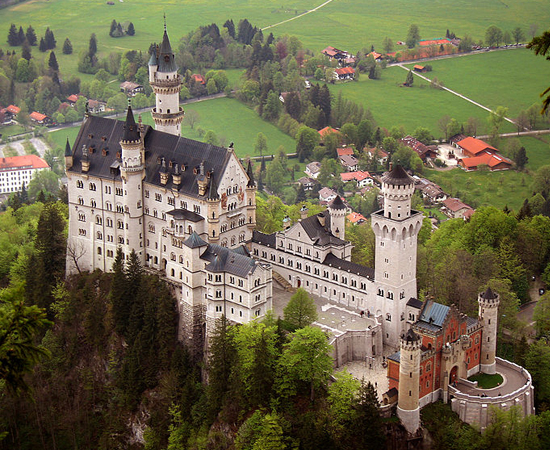 O Castelo de Neuschwanstein é um palácio alemão construído no fim do século 19, perto das cidades de Hohenschawangau e Füssen. O estilo fantástico do prédio, idealizado por Luís 2 da Baviera, serviu de inspiração para o ‘Castelo da Cinderela’, símbolo dos estúdios Disney; e também para o castelo de Hades, do anime Cavaleiros do Zodíaco. O local recebe mais de 1 milhão de visitantes todos os anos.
