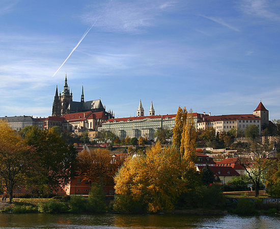 O Castelo de Praga, fundado no século 9, era habitado pelos reis da Boêmia. Hoje serve como residência presidencial. É considerado o maior castelo de mundo pelo Guiness Book.
