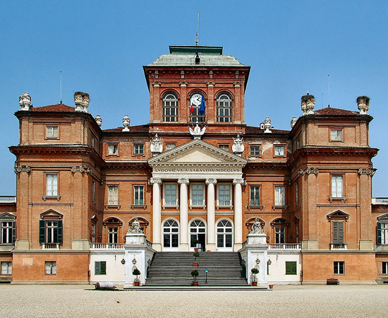 O Castelo de Racconigi é um palácio italiano, localizado na Província de Cuneo. Os primeiros registros da construção datam do ano 1000, quando era apenas um solar. Com o passar do tempo, o prédio recebeu várias reformas e restaurações. Uma das mais importantes ocorreu no século 17, quando o arquiteto Guarino Guarini planejou um teto sobre o pátio central. Desde 1997, é considerado Patrimônio Histórico Mundial pela Unesco.