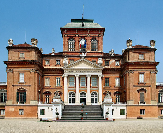 O Castelo de Racconigi é um palácio italiano, localizado na Província de Cuneo. Os primeiros registros da construção datam do ano 1000, quando era apenas um solar. Com o passar do tempo, o prédio recebeu várias reformas e restaurações. Uma das mais importantes ocorreu no século 17, quando o arquiteto Guarino Guarini planejou um teto sobre o pátio central. Desde 1997, é considerado Patrimônio Histórico Mundial pela Unesco. O Castelo de Racconigi é um palácio italiano, localizado na Província de Cuneo. Os primeiros registros da construção datam do ano 1000, quando era apenas um solar. Com o passar do tempo, o prédio recebeu várias reformas e restaurações. Uma das mais importantes ocorreu no século 17, quando o arquiteto Guarino Guarini planejou um teto sobre o pátio central. Desde 1997, é considerado Patrimônio Histórico Mundial pela Unesco.