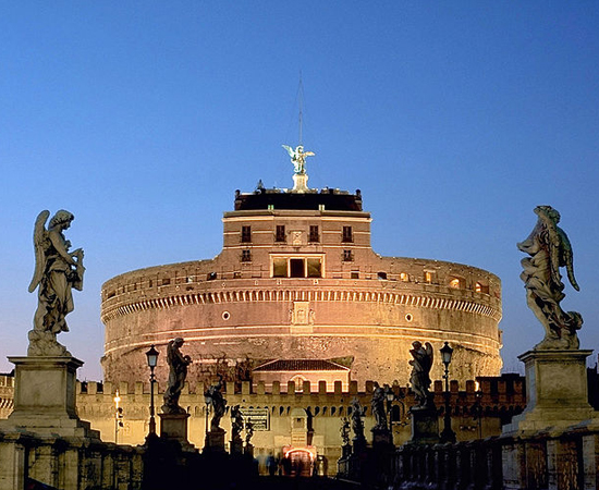 O Castelo de Santo Ângelo, conhecido como Mausoléu de Adriano, localiza-se em Roma, na Itália. Sua estrutura foi erguida entre os anos 135 e 139. Durante a Idade Média, tornou-se a mais importante fortaleza pertencente aos Papas. Desde 1901, funciona como museu. O castelo é um dos cenários do filme ‘Anjos e Demônios’, baseado no livro Dan Brown; e também aparece na série de games ‘Assassin’s Creed’.