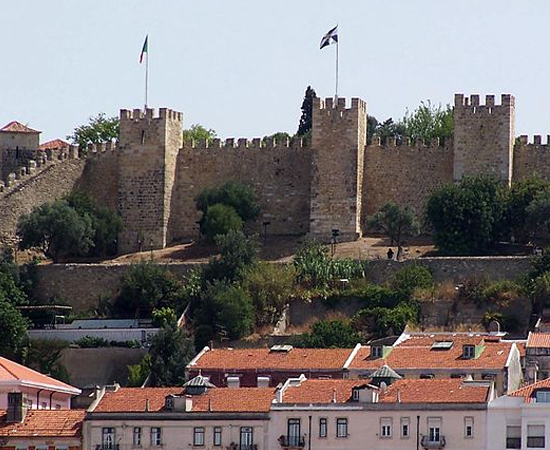 O Castelo de São Jorge é uma construção moura, conquistada pelos cristãos durante as Cruzadas. Foi construído em meados no ano 2 d.C. e reformado com o passar do tempo, principalmente após os sucessivos terremotos dos séculos 14, 16 e 18.  Em 1255, quando Lisboa tornou-se a capital do reino, o castelo serviu como residência do clero, albergue para a nobreza e também como uma fortaleza militar. O Castelo de São Jorge é uma construção moura, conquistada pelos cristãos durante as Cruzadas. Foi construído em meados no ano 2 d.C. e reformado com o passar do tempo, principalmente após os sucessivos terremotos dos séculos 14, 16 e 18.  Em 1255, quando Lisboa tornou-se a capital do reino, o castelo serviu como residência do clero, albergue para a nobreza e também como uma fortaleza militar.