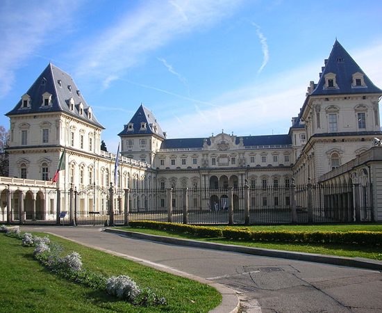 O Castelo de Valentino está localizado na região noroeste de Turim, na Itália. Construído no século 16, era uma das residências da Casa de Sabóia. No século 19, foi abandonado após ser saqueado por tropas francesas. Foi restaurado a partir de 1860, quando tornou-se sede da Faculdade de Engenharia de Turim. Atualmente, é o edifício central da Faculdade de Arquitetura da Universidade Politécnica de Turim.