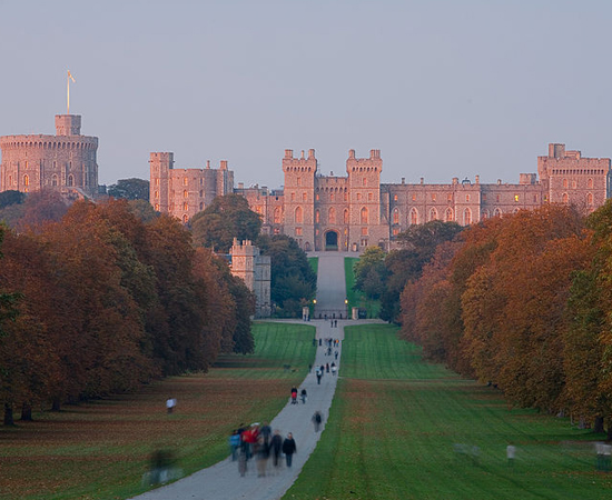O Castelo de Windsor, localizado em Berkshire (Inglaterra) é o mais antigo e mais extenso castelo ocupado do mundo. Foi construído no início do século 11 e, atualmente, é a residência oficial da Rainha Elizabeth. Tem 5 hectares de área e parte da construção é aberta à visitação do público.