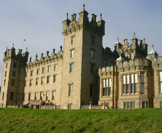 O Castelo Floors, localizado em Kelso, na Escócia, é uma construção do século 18. Foi planejado para servir como casa de campo para o Duque de Roxburghe. É aberto ao público. Já serviu de locação para o filme Greystoke - A Lenda de Tarzan, o Rei da Selva. O Castelo Floors, localizado em Kelso, na Escócia, é uma construção do século 18. Foi planejado para servir como casa de campo para o Duque de Roxburghe. É aberto ao público. Já serviu de locação para o filme Greystoke - A Lenda de Tarzan, o Rei da Selva.