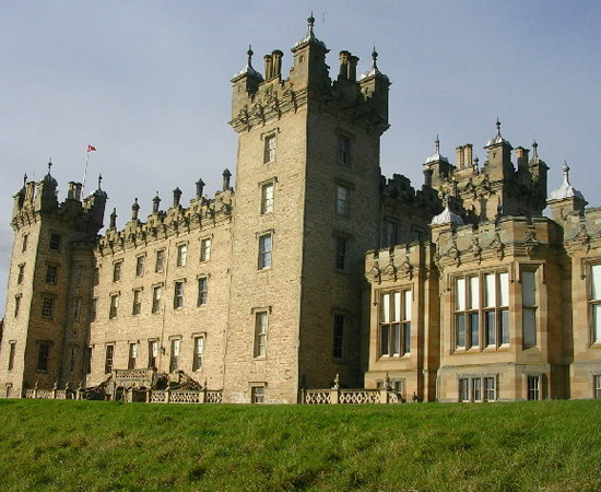 O Castelo Floors, localizado em Kelso, na Escócia, é uma construção do século 18. Foi planejado para servir como casa de campo para o Duque de Roxburghe. É aberto ao público. Já serviu de locação para o filme ‘Greystoke - A Lenda de Tarzan, o Rei da Selva’.