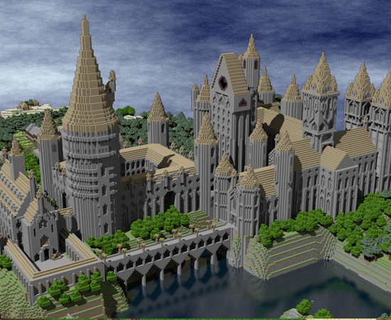 Este castelo é a réplica de Hogwarts, a escola de magia e bruxaria da série Harry Potter.