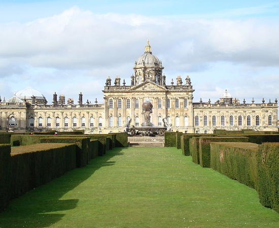 O Castelo Howard, localizado em North Yorkshire (Inglaterra), foi construído no início do século 18 e tem 145 quartos. É a residência da família Howard há mais de 300 anos e está aberto ao público desde 1952.