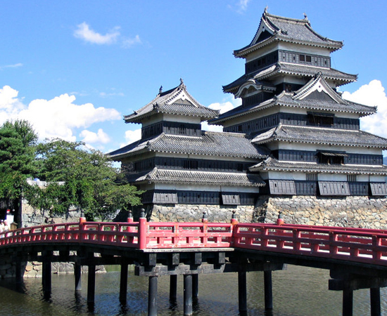 O Castelo Matsumoto, localizado na província de Nagano, no Japão, foi construído no século 16. Após ter sido controlado por vários clãs do país, foi vendido em um leilão no ano de 1872. Em 2011, teve suas estruturas abaladas por um terremoto. O Castelo Matsumoto, localizado na província de Nagano, no Japão, foi construído no século 16. Após ter sido controlado por vários clãs do país, foi vendido em um leilão no ano de 1872. Em 2011, teve suas estruturas abaladas por um terremoto.