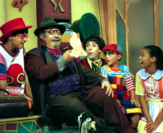 Castelo Rá-Tim-Bum (1994) é um programa infantil da TV Cultura. Conta a história de Nino, um aprendiz de feiticeiro, que tem dificuldade de se relacionar com pessoas normais. Castelo Rá-Tim-Bum (1994) é um programa infantil da TV Cultura. Conta a história de Nino, um aprendiz de feiticeiro, que tem dificuldade de se relacionar com pessoas normais.