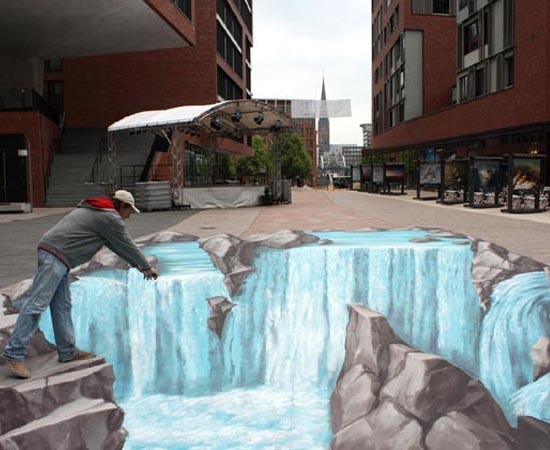E uma catarata em uma rua de Hamburgo, na Alemanha. E uma catarata em uma rua de Hamburgo, na Alemanha.