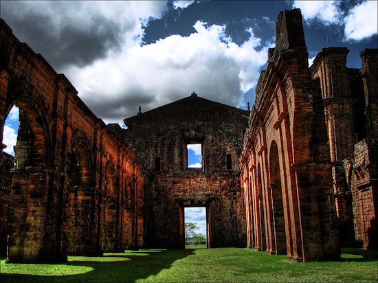 Ruínas da Catedral de São Miguel das Missões, Rio Grande do Sul. O lugar não está exatamente abandonado. Mas já não é usado para o que foi criado. Ruínas da Catedral de São Miguel das Missões, Rio Grande do Sul. O lugar não está exatamente abandonado. Mas já não é usado para o que foi criado.