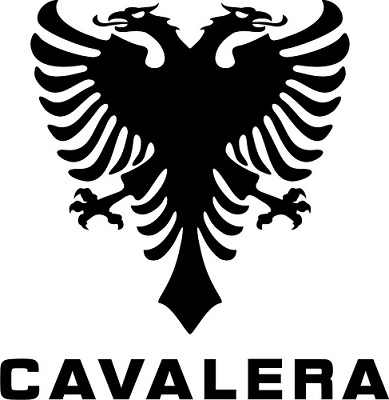 CAVALERA - O bicho que representa a marca é uma fênix de duas cabeças. A ideia é mostrar sua capacidade de renovação a cada nova coleção. CAVALERA - O bicho que representa a marca é uma fênix de duas cabeças. A ideia é mostrar sua capacidade de renovação a cada nova coleção.