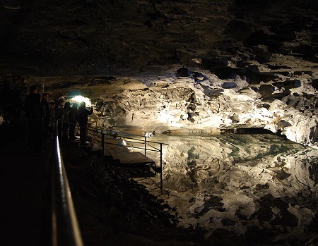Famosa por suas formações de gelo, essa caverna fica perto da cidade de Kungur, na Rússia. Ela é um ponto turístico famoso da região.