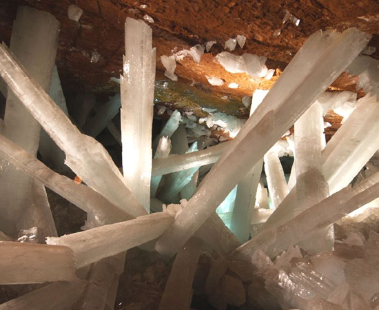 A Caverna dos Cristais é uma maravilha natural de Chihuahua, no México. Por causa da alta temperatura (mais de 43° C) é quase impossível acessar o local, mas o esforço vale a pena, pois você pode encontrar cristais com até 11 metros de altura!