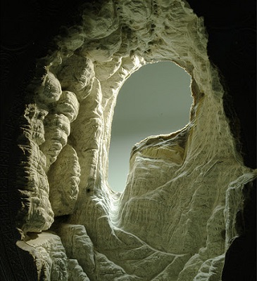 Em seu site, o artista conta que trabalhos assim tomam horas. É preciso muita paciência para transformar páginas velhas em cavernas. Em seu site, o artista conta que trabalhos assim tomam horas. É preciso muita paciência para transformar páginas velhas em cavernas.