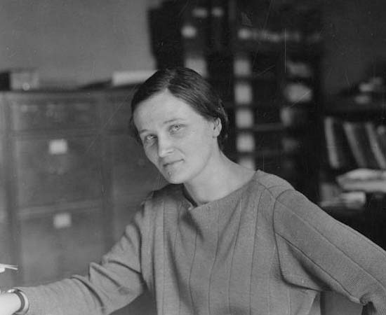 Cecilia Payne-Gaposchkin (1900 - 1979) - Astrônoma inglesa que descobriu que as estrelas são compostas principalmente de Hidrogênio e Hélio. Ela estabeleceu uma classificação para os astros de acordo com suas temperaturas. Cecilia Payne-Gaposchkin (1900 - 1979) - Astrônoma inglesa que descobriu que as estrelas são compostas principalmente de Hidrogênio e Hélio. Ela estabeleceu uma classificação para os astros de acordo com suas temperaturas.