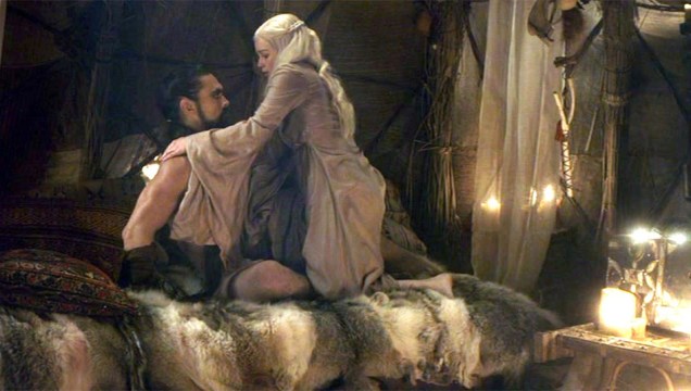 <strong>Game of Thrones</strong>

A gente sabe, tem muito sexo em <em>Game of Thrones</em>. Até demais, aliás. A série já recebeu bastante crítica sobre a maneira como trata do tema. Mas se alguma cena foi realmente necessária para construção de personagem, foi aquela em que Daenerys dá, literalmente, a volta por cima e se livra do papel de submissa em relação ao seu novo marido, Khal Drogo. Foi o ponto de virada para Khaleesi.