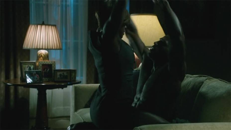 <strong>How to get away with murder</strong>
<em>"Kill Me, Kill Me, Kill Me" (Temporada 1, episódio 9)</em>

Annalise é outra grande protagonista negra que surgiu nos últimos anos na TV americana. E, surpresa!, ela também tem uma vida sexual ativa, mesmo já tendo mais de 40 anos (algo que é definitivamente ousado para os padrões de Hollywood.) As cenas de sexo entre ela e o detetive Nate são intensas, românticas e marcantes, como o sexo costuma ser na vida real.