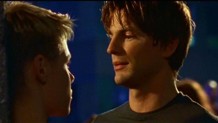 <strong>Queer as folk</strong>
<em>"Piloto" (Temporada 1, episódio 1)</em>

Remake de uma série britânica com o mesmo nome, a versão americana de <em>Queer as Folk</em> trazia a vida de personagens assumidamente gays para o foco pela primeira vez com um viés mais sério e menos estereotipado. No primeiro episódio, o adolescente romântico Justin perde a virgindidade com o protagonista Brian, que é o maior pegador do pedaço. Nem mesmo a versão original britânica ousou mostrar isso.