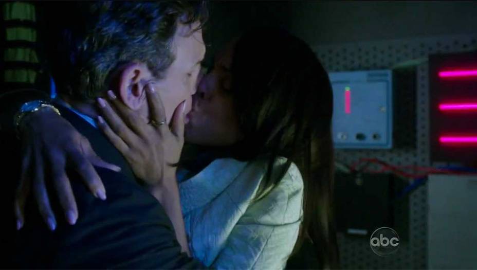 <strong>Scandal</strong>
<em>"Whiskey Tango Foxtrot" (Temporada 2, episódio 14)</em>

<em>Scandal</em> não só é uma das pouquíssimas séries de drama com protagonistas negras como também uma das que oferecem raras cenas honestas de sexo. Olivia Pope é uma advogada especializada em solucionar crises políticas. Ela tem um caso tórrido com o presidente Fitzgerald Grant. Um dos pontos altos da relação é uma cena de sexo intenso e agressivo dentro de um armário.