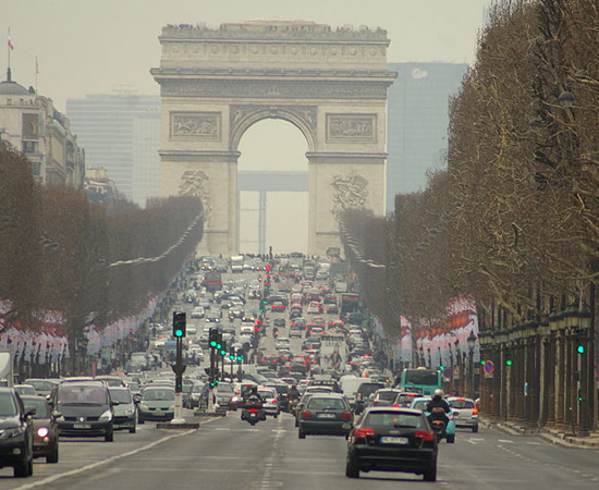 CHAMPS-ÉLYSÉES - Esta avenida de Paris é famosa por abrigar lojas de luxo. O nome Campos Elísios faz referência ao mundo dos mortos da mitologia grega.