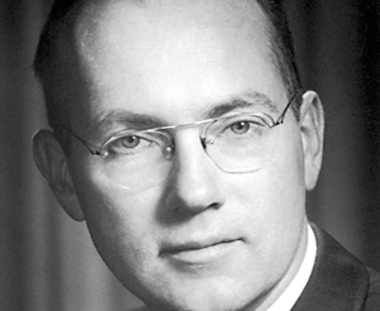 CHARLES TOWNES (1915) - Físico americano que ficou famoso pelo desenvolvimento do raio laser. Recebeu um Nobel em 1964.