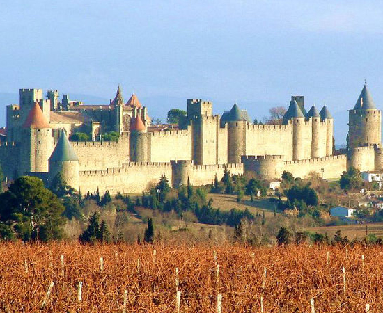 O Château Comtal é uma fortaleza medieval que serve de residência aos viscondes de Carcassonne - a maior c (França) idade europeia a manter suas muralhas intactas. Desde 1997, a Unesco o considera Patrimônio Histórico da Humanidade.