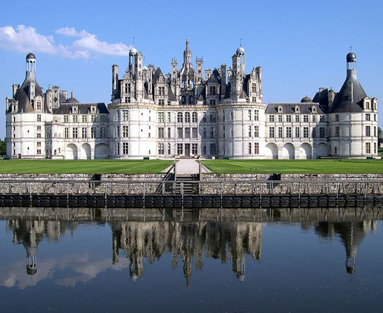 O Château de Chambord é um palácio renascentista localizado em Loir-et-Cher, na França. Foi construído durante 1519 e 1547. Durante a Segunda Guerra, serviu de abrigo para coleções de arte dos museus do Louvre e de Compiègne. Atualmente, a construção é uma das principais atrações turísticas da França, e é administrada pelo governo do país. O Château de Chambord é um palácio renascentista localizado em Loir-et-Cher, na França. Foi construído durante 1519 e 1547. Durante a Segunda Guerra, serviu de abrigo para coleções de arte dos museus do Louvre e de Compiègne. Atualmente, a construção é uma das principais atrações turísticas da França, e é administrada pelo governo do país.