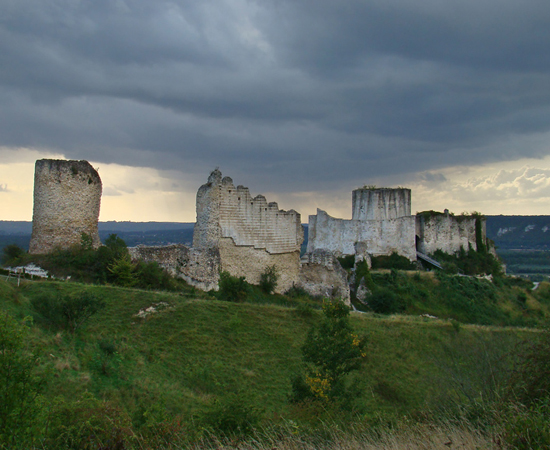 O Château Gaillard é um castelo medieval em ruínas, localizado na região da Normândia, na França. Foi construído no fim do século 12, pelo estrategista militar Ricardo Coração de Leão. Fica 95 km ao noroeste de Paris. O Château Gaillard é um castelo medieval em ruínas, localizado na região da Normândia, na França. Foi construído no fim do século 12, pelo estrategista militar Ricardo Coração de Leão. Fica 95 km ao noroeste de Paris.