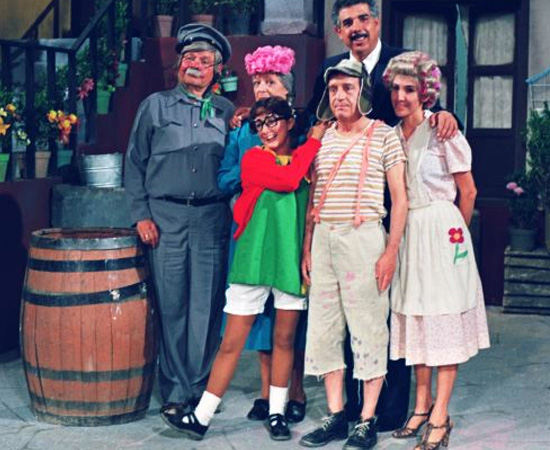 Chaves (1971) não precisa de apresentações, mas a gente repete, caso alguém ainda não conheça: é um seriado de origem mexicana que conta a história de um menino pobre que mora em uma vila.