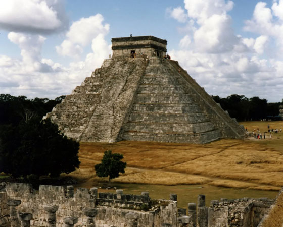 A iniciativa para escolher as Sete Maravilhas do Mundo Moderno começou em 2001 e foi organizada pela Fundação New7Wonders, cuja sede fica em Zurique, na Suíça. Concorreram mais de 200 monumentos existentes. A foto mostra uma das escolhidas: a cidade arqueológica de Chichen Itza, no México.