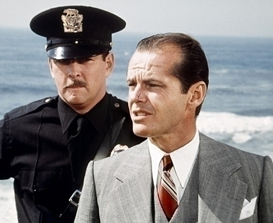 Chinatown (Roman Polanski, 1974) - Um detetive especializado em casos matrimoniais é contratado por uma mulher misteriosa da alta sociedade para investigar a traição de seu marido. Quando começa a se envolver com o caso, o detetive descobre que não foi a esposa do ricaço que o contratou. Essa é a primeira de muitas intrigas e reviravoltas neste que é considerado um dos roteiros mais brilhantes da história do cinema. A cereja do bolo é a revelação final. Chinatown (Roman Polanski, 1974) - Um detetive especializado em casos matrimoniais é contratado por uma mulher misteriosa da alta sociedade para investigar a traição de seu marido. Quando começa a se envolver com o caso, o detetive descobre que não foi a esposa do ricaço que o contratou. Essa é a primeira de muitas intrigas e reviravoltas neste que é considerado um dos roteiros mais brilhantes da história do cinema. A cereja do bolo é a revelação final.