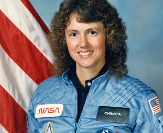 CHRISTA MCAULIFFE - Professora convidada a participar da missão STS-51-L. De acordo com a Nasa, Christa foi escolhida entre 11 mil candidatos para dar aulas no espaço. Morreu em 28 de janeiro de 1986, quando o ônibus espacial Challenger explodiu no ar logo após o lançamento no Cabo Canaveral.