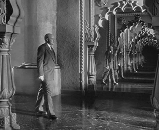 Cidadão Kane (Orson Welles, 1941) - Este filme é famoso por estar em quase todas as listas de melhores do cinema. E também nas listas de filmes que muita gente finge que assistiu. Quando Charles Foster Kane morre, a mídia tenta descobrir o significado de sua última palavra: rosebud. A vida toda do figurão da imprensa é investigada - desde sua infância pobre até a sua ascensão. O spoiler que contamos no Leia Mais não é a versão oficial da surpresa do filme. Mas é a mais famosa. Cidadão Kane (Orson Welles, 1941) - Este filme é famoso por estar em quase todas as listas de melhores do cinema. E também nas listas de filmes que muita gente finge que assistiu. Quando Charles Foster Kane morre, a mídia tenta descobrir o significado de sua última palavra: rosebud. A vida toda do figurão da imprensa é investigada - desde sua infância pobre até a sua ascensão. O spoiler que contamos no Leia Mais não é a versão oficial da surpresa do filme. Mas é a mais famosa.