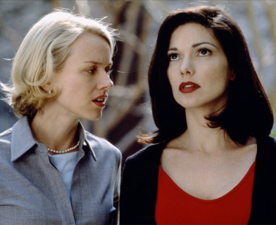 Cidade dos sonhos (David Lynch, 2001) - É David Lynch. Então, é possível que você não compreenda o que acontece neste filme, mesmo depois da nossa tentativa de explicá-lo. Mas vamos lá. Depois de um acidente, uma mulher perde a memória e passa a viver em um apartamento com uma aspirante a atriz de Hollywood. Juntas, entre cenas oníricas e uma trama complexa, as duas tentam descobrir a origem misteriosa da desmemoriada. Cidade dos sonhos (David Lynch, 2001) - É David Lynch. Então, é possível que você não compreenda o que acontece neste filme, mesmo depois da nossa tentativa de explicá-lo. Mas vamos lá. Depois de um acidente, uma mulher perde a memória e passa a viver em um apartamento com uma aspirante a atriz de Hollywood. Juntas, entre cenas oníricas e uma trama complexa, as duas tentam descobrir a origem misteriosa da desmemoriada.