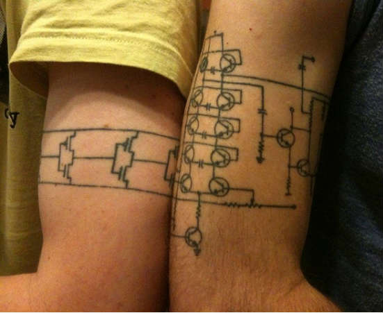 O dono da foto encontrou uma pessoa com uma tatuagem de circuito que combina com a dele em uma convenção! Legal, né? O dono da foto encontrou uma pessoa com uma tatuagem de circuito que combina com a dele em uma convenção! Legal, né?