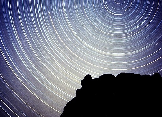 A principal característica das estrelas circumpolares está ligada à Terra. São estrelas que, observadas de uma determinada parte do planeta, nunca desaparecem do horizonte. A principal característica das estrelas circumpolares está ligada à Terra. São estrelas que, observadas de uma determinada parte do planeta, nunca desaparecem do horizonte.