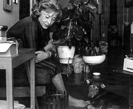 Clarice Lispector ao lado de seu cachorro Ulisses. Ela é a mais famosa escritora brasileira. Seu livro mais conhecido é A Hora da Estrela (1977).