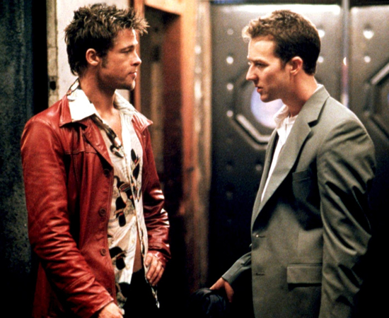 Clube da luta (David Fincher, 1999) - Edward Norton dá vida a um homem com problemas de insônia que leva uma vida bem medíocre. Até que Tyler Durden aparece em sua vida. Juntos, os dois formam uma parceria de sucesso: fundam o Clube da Luta, criam um exército de revolucionários e dividem a mesma mulher. OK, a última parte é um pouco estranha. Até o momento em que você entende tudo. Clube da luta (David Fincher, 1999) - Edward Norton dá vida a um homem com problemas de insônia que leva uma vida bem medíocre. Até que Tyler Durden aparece em sua vida. Juntos, os dois formam uma parceria de sucesso: fundam o Clube da Luta, criam um exército de revolucionários e dividem a mesma mulher. OK, a última parte é um pouco estranha. Até o momento em que você entende tudo.