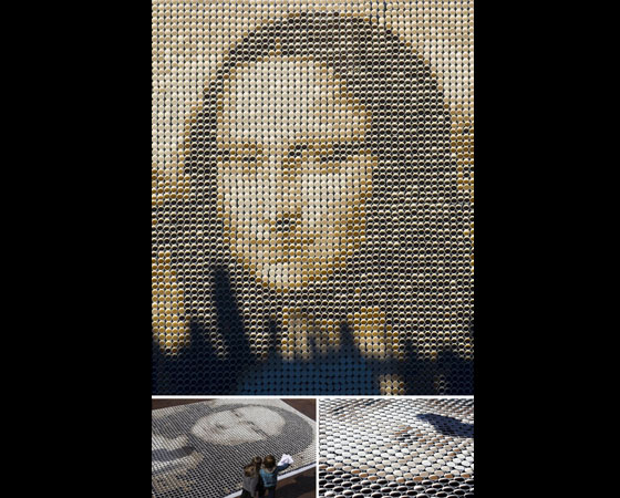 O quadro também inspirou a criação de um mosaico com copos de café. Impressionante, né? O quadro também inspirou a criação de um mosaico com copos de café. Impressionante, né?