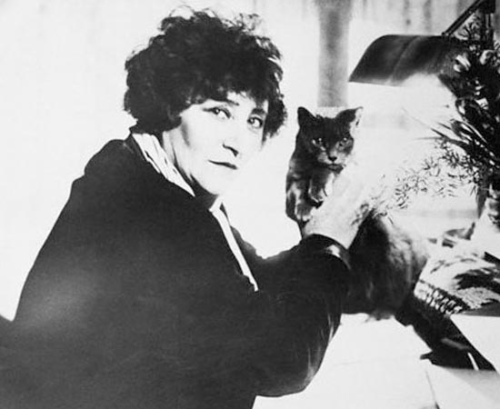 A escritora francesa Sidonie Gabrielle Colette posa ao lado de seu gatinho. Ficou famosa pelo romance Chéri, no qual descreve o relacionamento entre uma mulher e um homem 24 anos mais jovem.