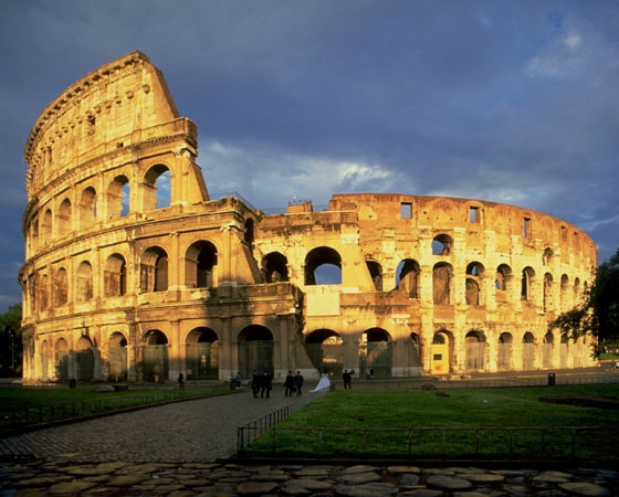 O anfiteatro Coliseu, construído no período da Roma Antiga, foi outro escolhido. A seleção foi feita por votos do público pela internet e telefone. A Fundação New7Wonders afirma que mais de 100 milhões de pessoas votaram.