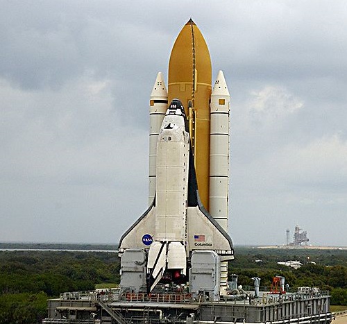 Um ônibus no espaço? Pois é, em 1981 foi lançado o Columbia, ônibus espacial norte-americano capaz de levar uma tripulação de até 7 pessoas e fazer várias viagens. Um ônibus no espaço? Pois é, em 1981 foi lançado o Columbia, ônibus espacial norte-americano capaz de levar uma tripulação de até 7 pessoas e fazer várias viagens.