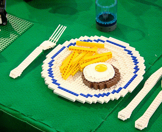 Ou quem sabe, você pode pedir junk food também feita com peças de Lego.